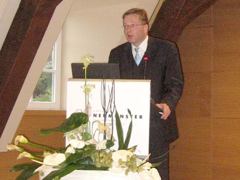 Dr. Malte Heidemann bei einem Vortrag zu Heinrich VII. bei internationaler Tagung in Luxemburg