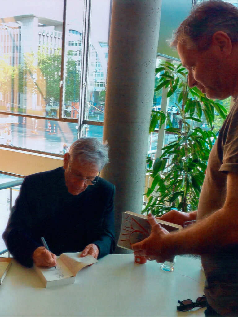Amos Oz entspricht nach seinem Berliner Vortrag von 2017 der Bitte des Rezensenten um einige Buchsignaturen sehr freundlich. Foto: textbaustelle Berlin Amos Oz entspricht nach seinem Berliner Vortrag von 2017 der Bitte des Rezensenten um einige Buchsignaturen sehr freundlich. Foto: textbaustelle Berlin