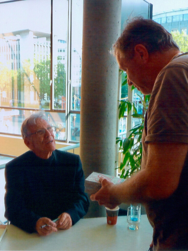 Amos Oz signiert 2017 seinen Judasroman. Foto: textbaustelle Berlin Amos Oz signiert 2017 seinen Judasroman. Foto: textbaustelle Berlin