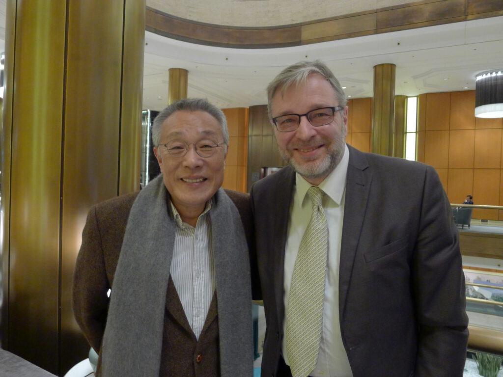 Hwang Sok-yong mit dem Rezensenten in Seoul