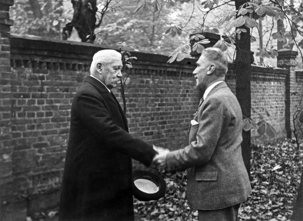 Paul von Hindenburg mit Franz von Papen, ca. 1932